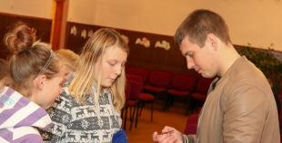 Oskars Bārtulis un Georgijs Pujacs apmeklē Liepājas internātpamatskolu