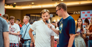 Latvijas izlases hokejisti priecē savus fanus Spicē