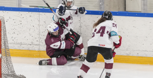 LAT U18 meiteņu hokeja izlase - LAT sieviešu klubu izlase