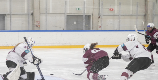 LAT U18 meiteņu hokeja izlase - LAT sieviešu klubu izlase