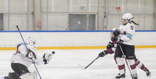 LAT U18 meiteņu hokeja izlase - LAT sieviešu klubu izlase