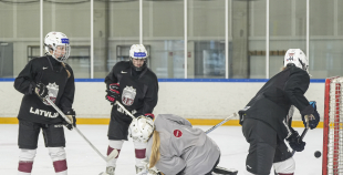 Latvijas U18 meiteņu hokeja izlases treniņš