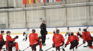 Latvijas hokeja izlases aizvada pirmo treniņnometnes dienu