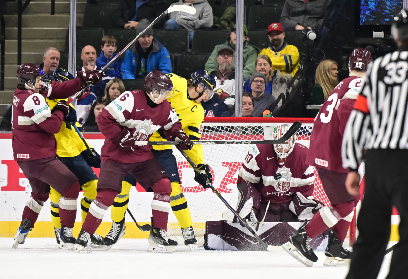 Aizraujošā cīņā Latvijas juniori piekāpjas Zviedrijai
