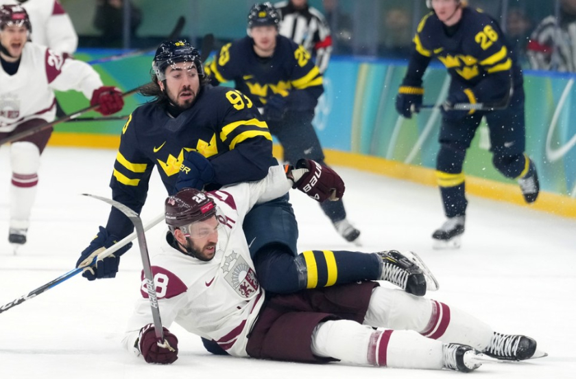 Latvija olimpisko hokeja turnīru Milānā noslēdz ar zaudējumu Zviedrijai