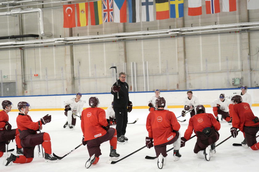 Latvijas hokeja izlases aizvada pirmo treniņnometnes dienu