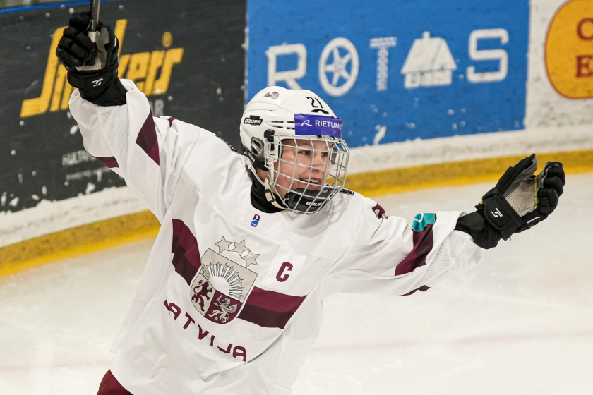 Latvijas nacionālā sieviešu hokeja izlase pirmajā spēlē izcīna uzvaru pār Poliju