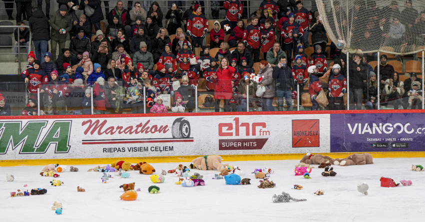 Ziemsvētku “lāči lido” hokejs